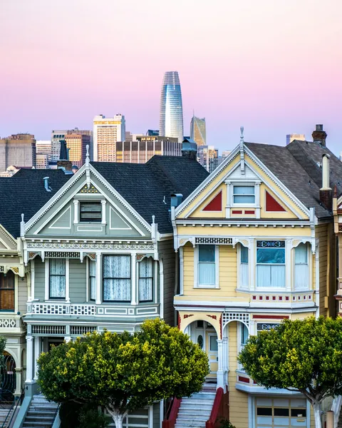 Painted Ladies на фоне небоскрёбов Сан-Франциско